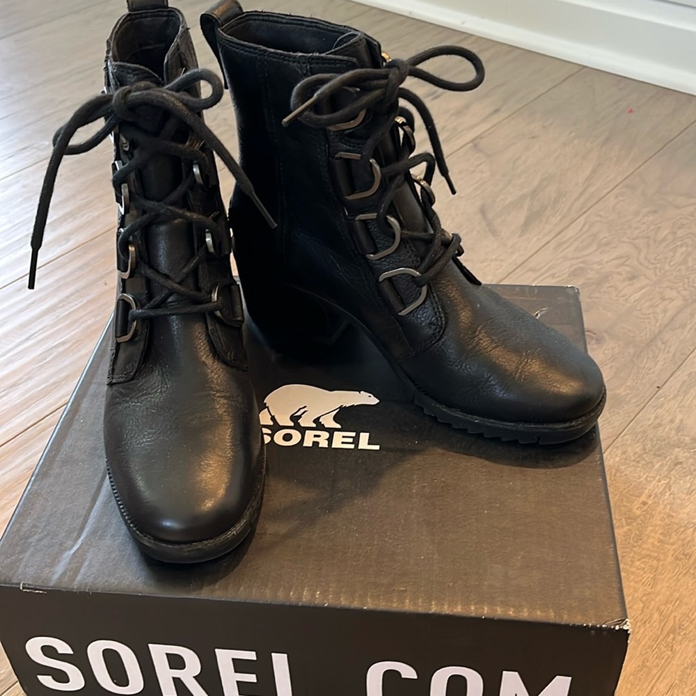 Sorel Cate Lace up boot. Black size 6. Excellent like new condition.